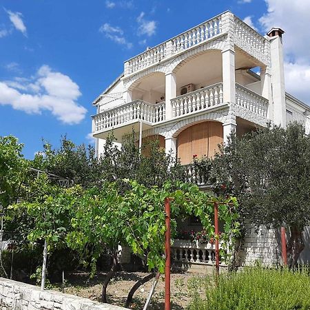 Apartments And Rooms With Parking Space Kastel Stafilic, Kastela - 18673 Bagian luar foto