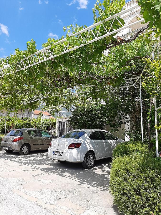 Apartments And Rooms With Parking Space Kastel Stafilic, Kastela - 18673 Bagian luar foto