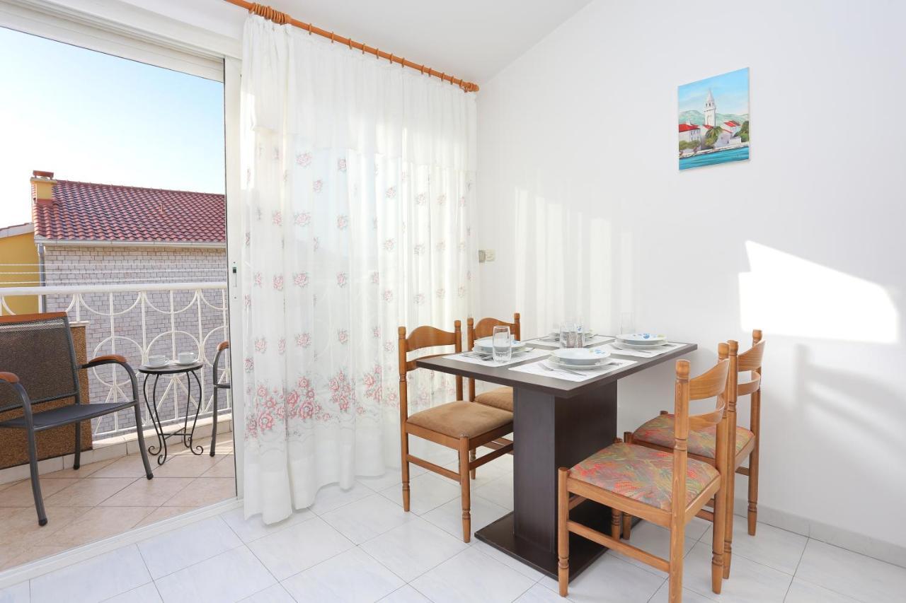 Apartments And Rooms With Parking Space Kastel Stafilic, Kastela - 18673 Bagian luar foto