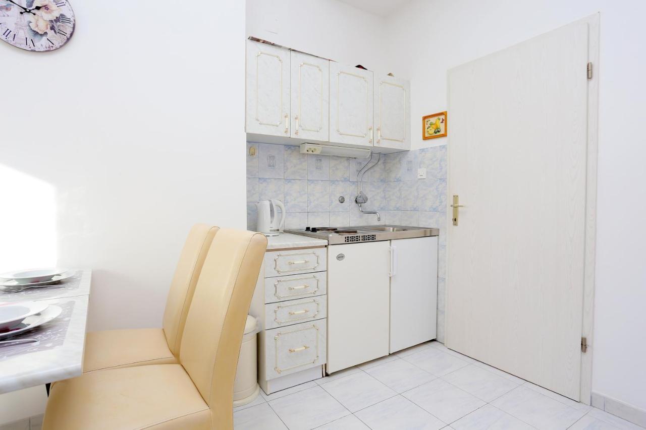 Apartments And Rooms With Parking Space Kastel Stafilic, Kastela - 18673 Bagian luar foto